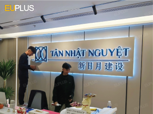 Thi công logo phát sáng