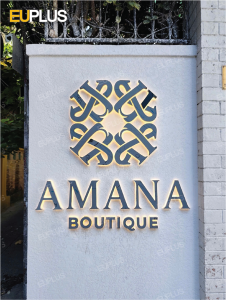 Logo inox sáng hắt chân